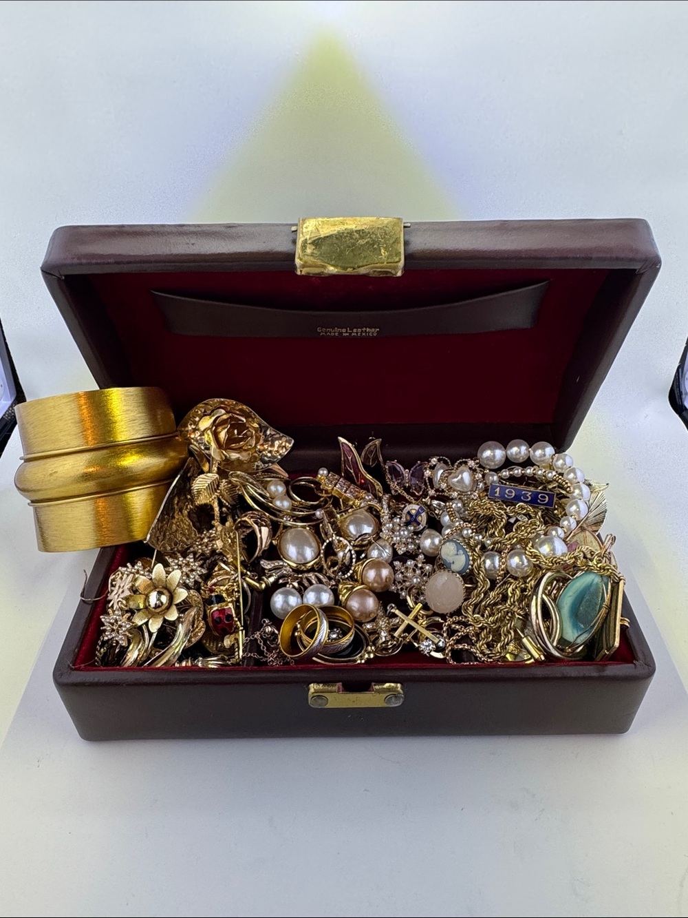 💛 Gold-Tone Mixed Vintage Jewelry Collection - Assorted Pieces in Gold and Pearl